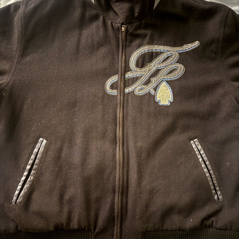 There’s black blue and a little bit of gold on the coat